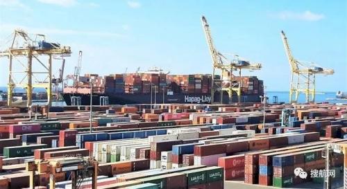 美国港口外集装箱船积压，价值超400亿美元货物等待卸载